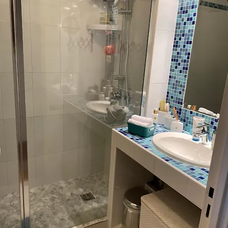 Avec Salle De Bain A Partager - *
