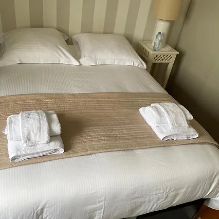 Avec Salle De Bain A Partager - * Paris